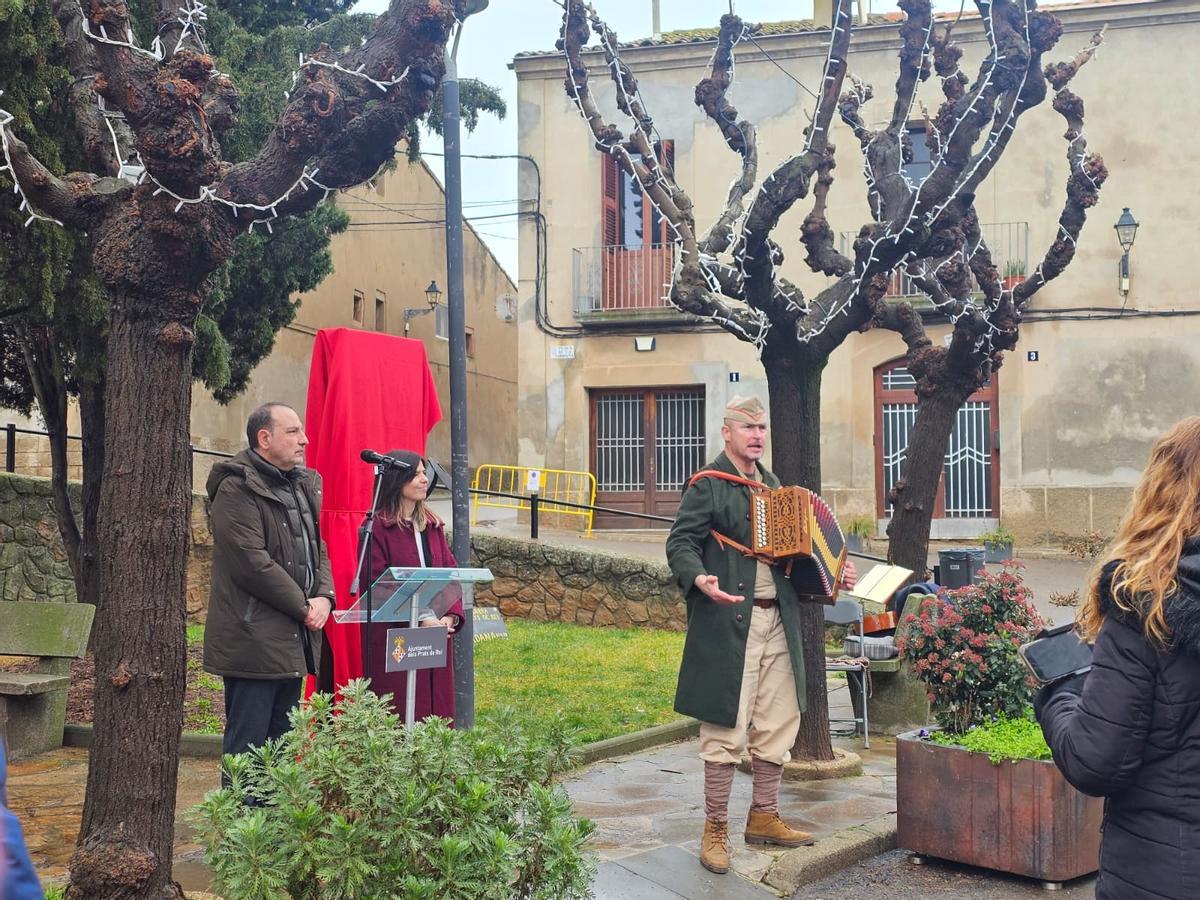 El músic Ramon Redorta, interpretant peces de l’Exèrcit Popular i de la República