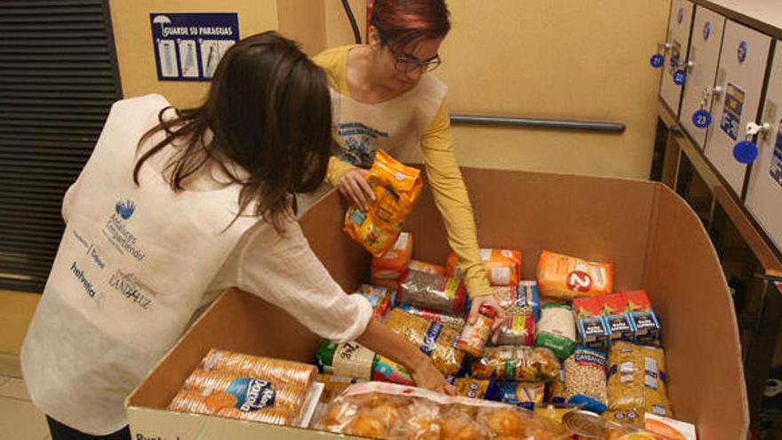 Voluntarios en un supermercado.