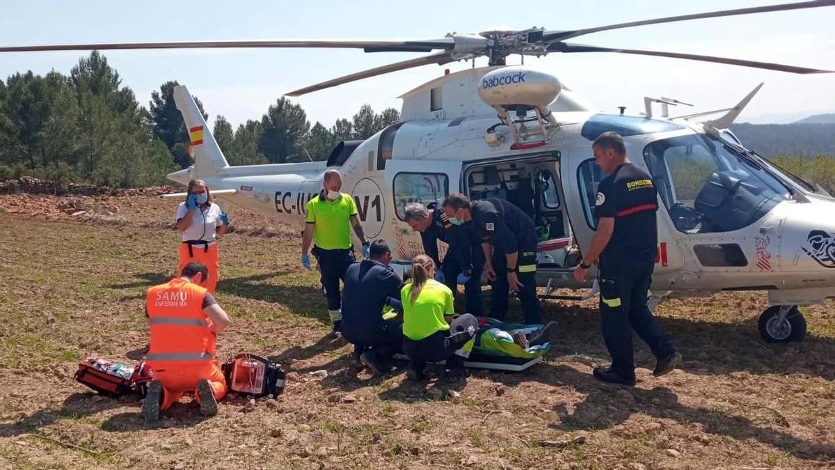 Imagen de bomberos y medios sanitarios inmovilizando a la víctima para su traslado en helicóptero.