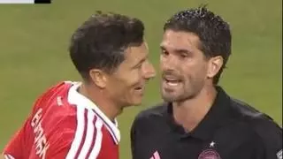 El ridículo de Rodrigo de Paul encarándose con Lewandowski