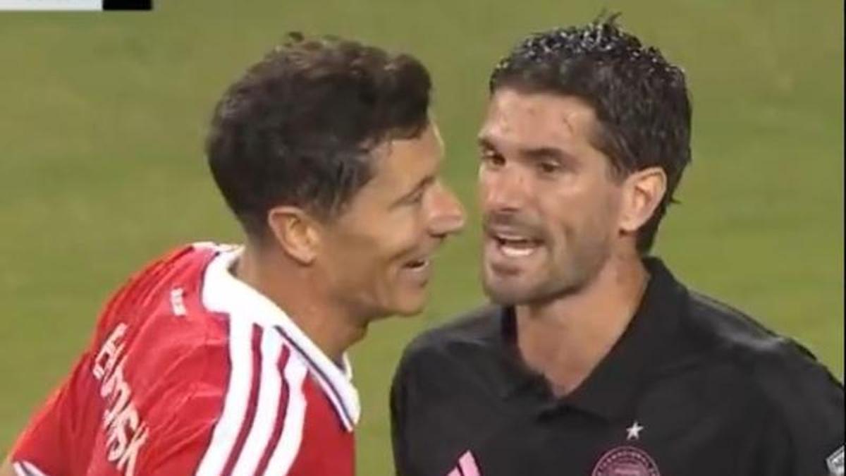 El ridículo de Rodrigo de Paul encarándose con Lewandowski