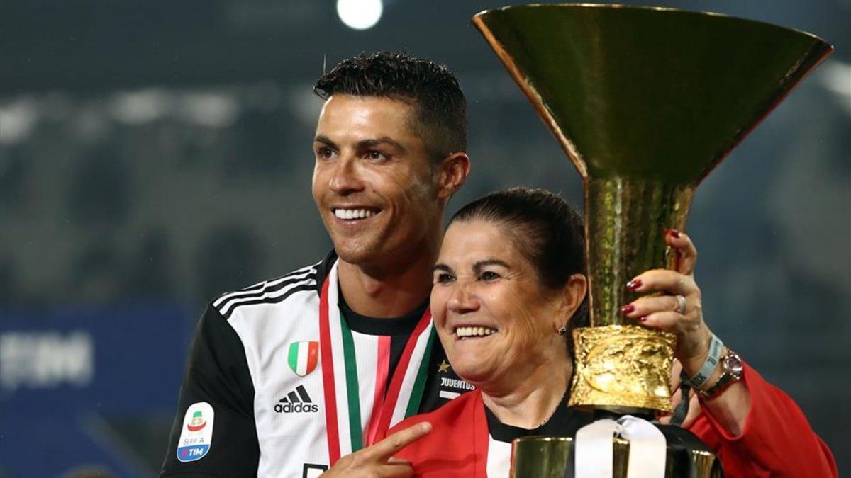 Ronaldo junto a su madre en una imagen de archivo