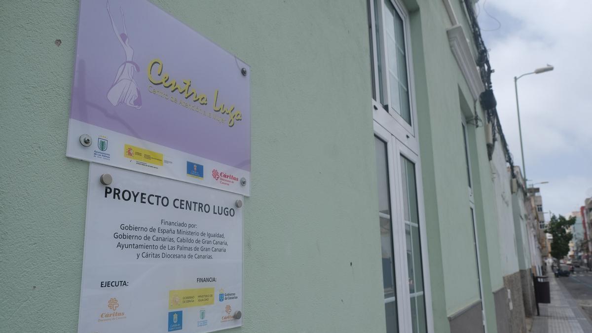Imagen exterior de la fachada del Centro Lugo, que cumple 35 años de atención a las mujeres.