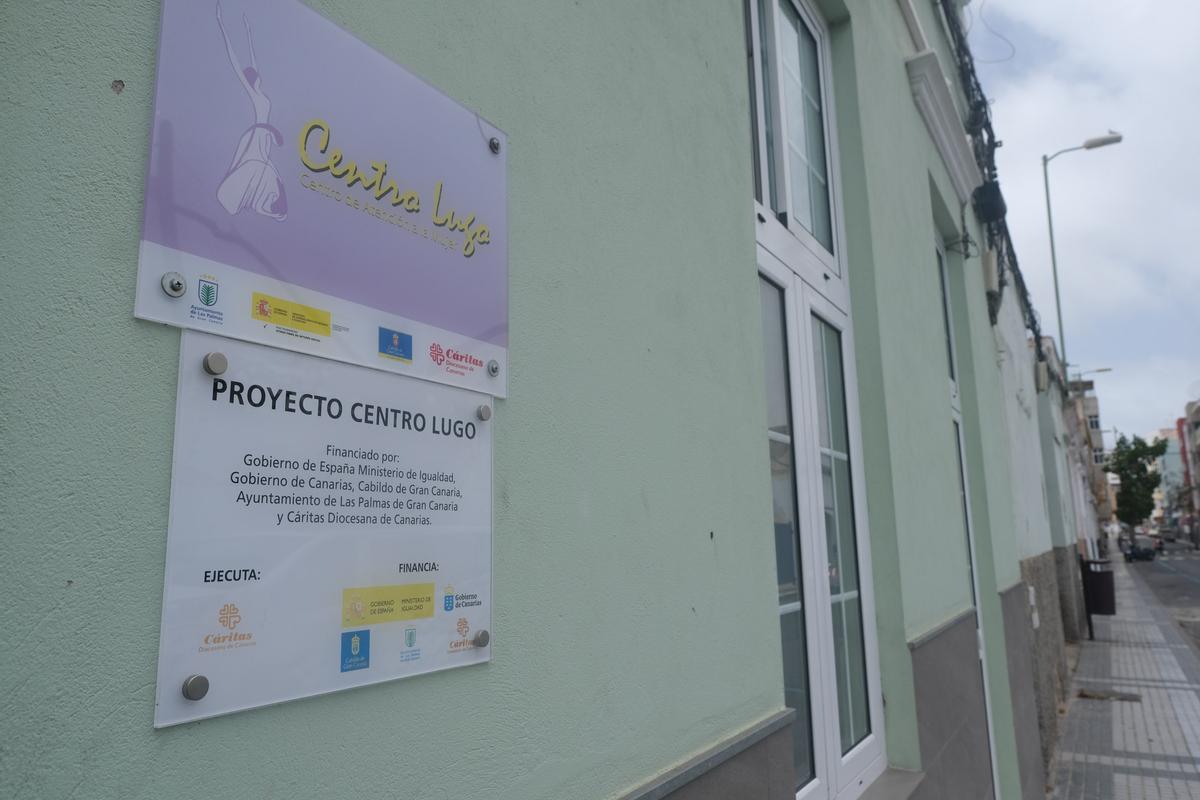 Imagen exterior de la fachada del Centro Lugo, que cumple 35 años de atención a las mujeres.