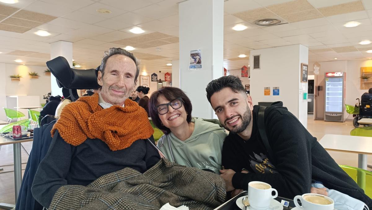 Emilio, junto a su esposa y uno de sus hijos, en el centro de Toledo.