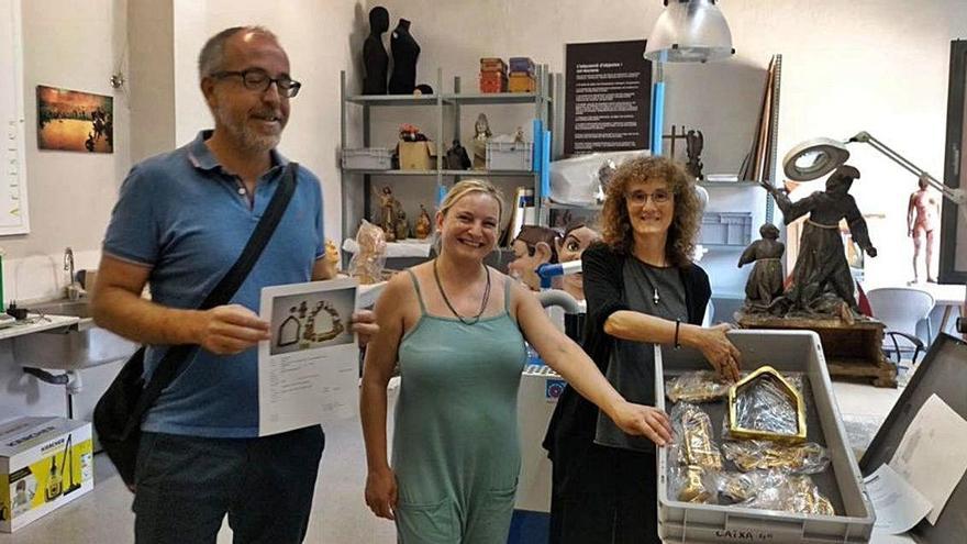 Joan Balateu, Vanessa Duran i Montserrat Mallol amb les peces del reliquiari