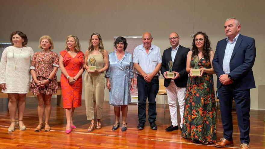 Rosa Roces, Manuela Martínez, Belarmina Díaz, Lorena Heras (Agua de Cuevas), Esperanza del Fueyo, Pepe y Martín González (Astilleros Pacho), Raquel Alonso (Asociación Galbán) y Fernando Delgado, en la entrega de los premios de Los Humanitarios. | C. M. B.