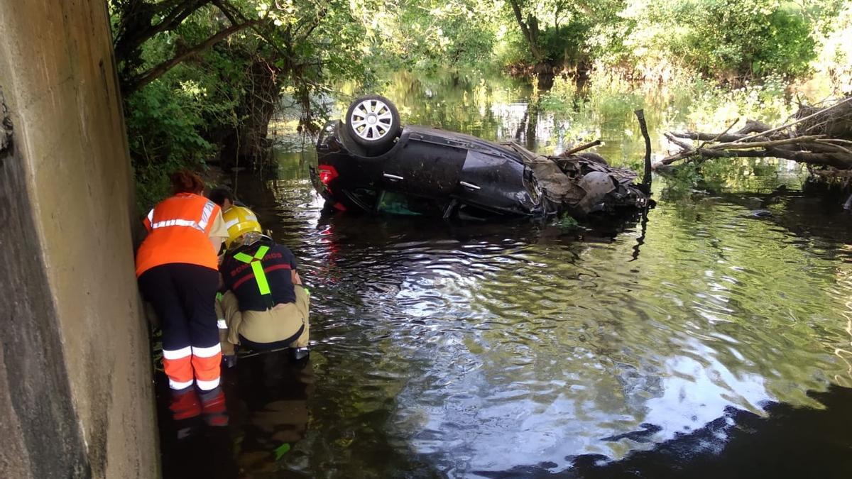 El turismo que se precipitó este domingo al Xallas en Esmorode