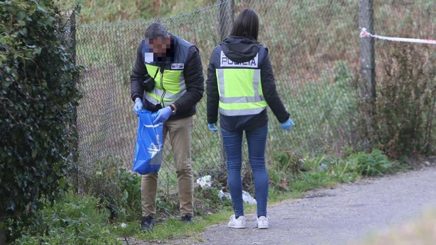 Agentes de la Policía inspeccionan la zona.