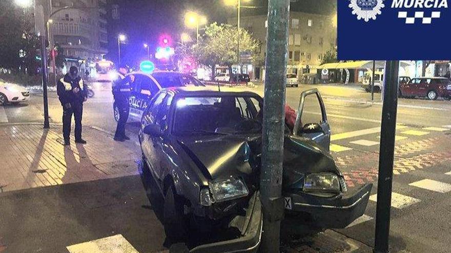 Agentes de la Policía Local asisten a la mujer.