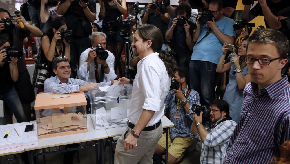 El candidato de Unidos Podemos a la presidencia del Gobierno, Pablo Iglesias, vota en el instituto Tirso de Molina de Madrid. EFE/Ballesteros