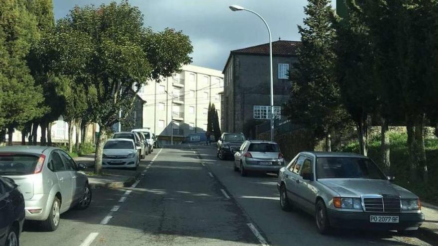 Estacionamientos irregulares dejan la Rúa do Agro sin un carril de circulación