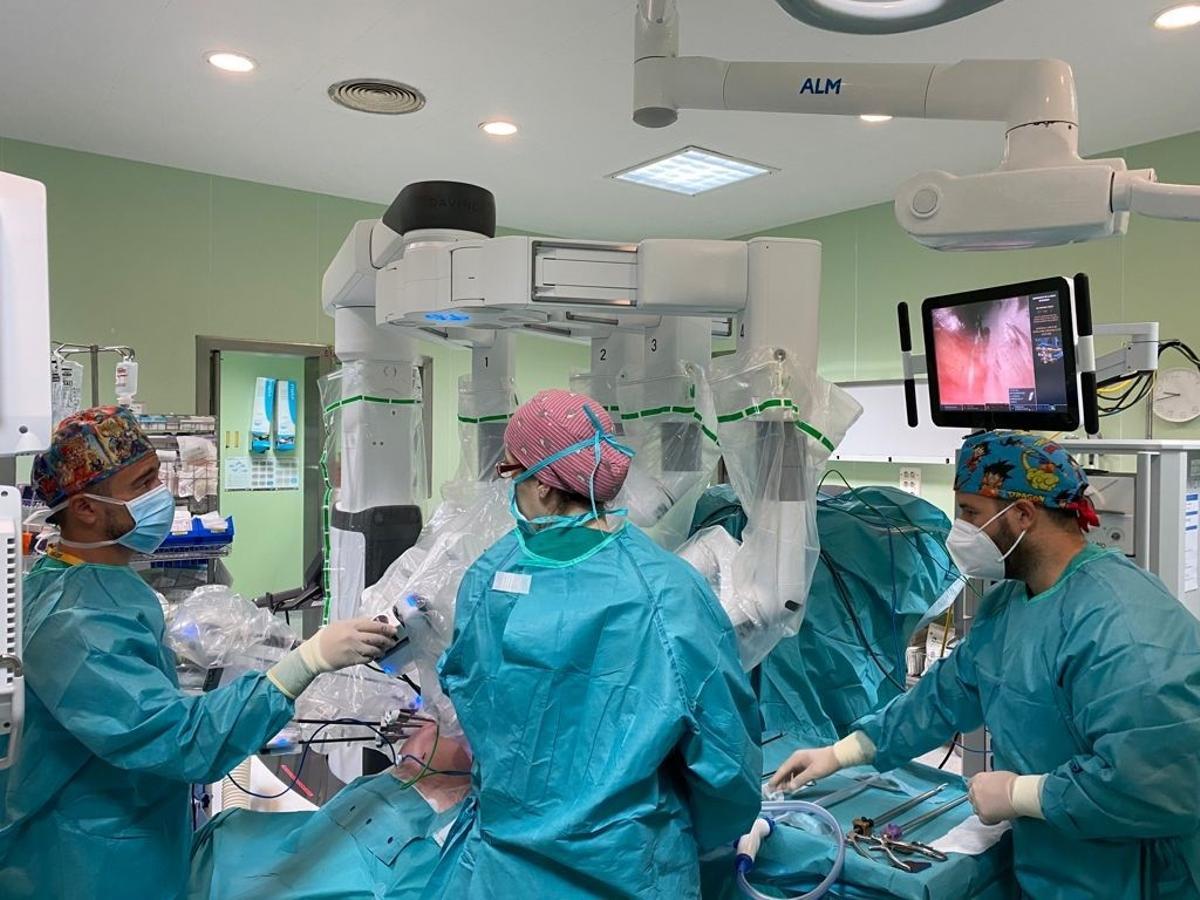Hospital Clínico interviene con éxito a más de un centenar de pacientes complejos de urología a través de Cirugía Robótica
