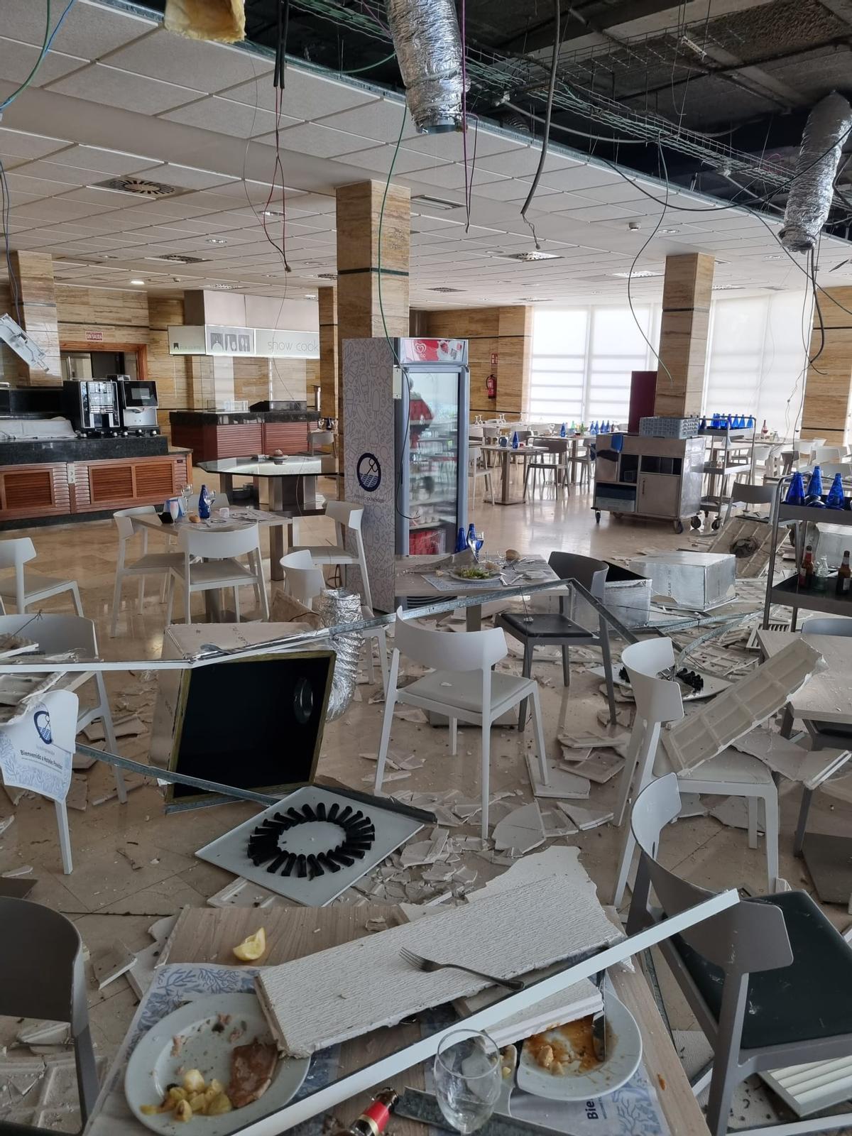 Así ha quedado el comedor del hotel Poseidón Palace tras el derrumbe de parte del techo.