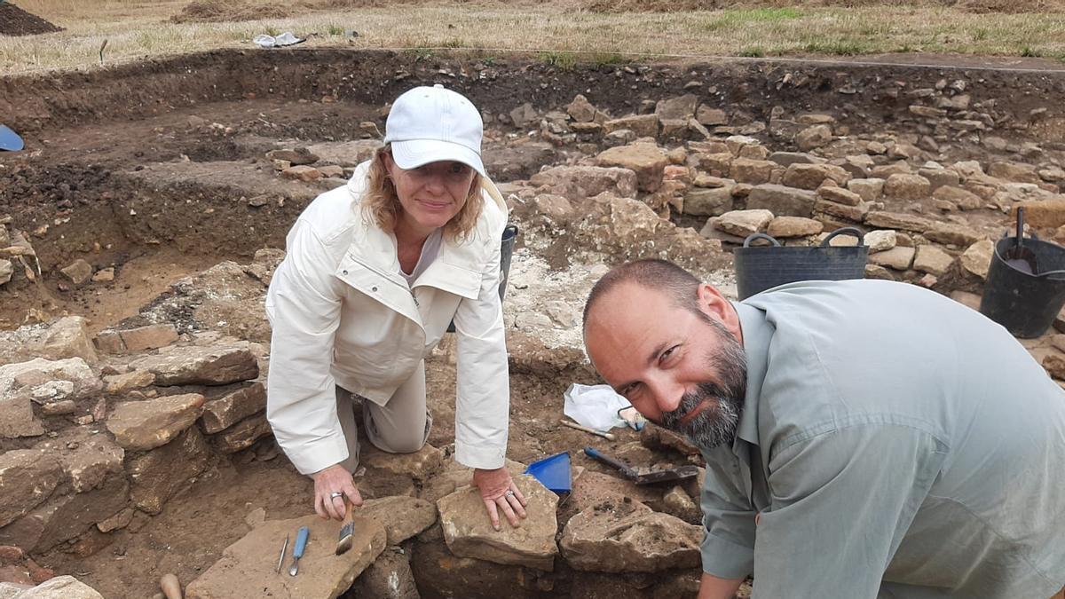 Por la izquierda, Marin Pilloud y Nicholas Passalacqua con los restos hallados en Lucus