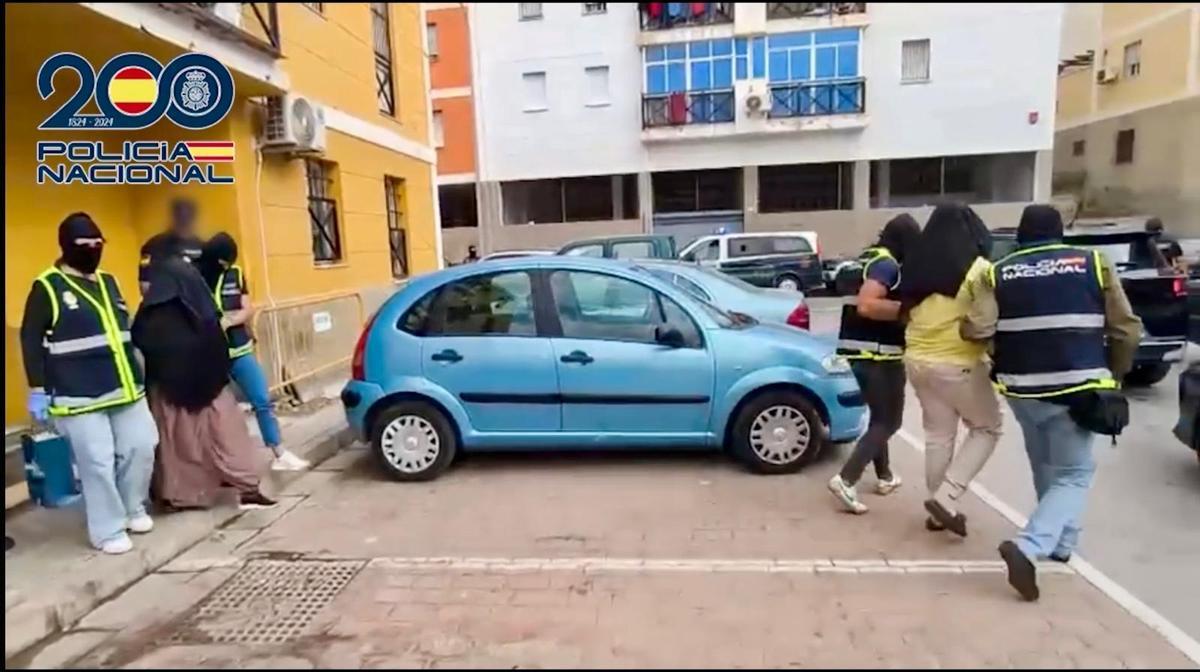 Un momento de la detención por la Policía de tres hermanos en Melilla en octubre pasado por adoctrinar a terceros para atentar.