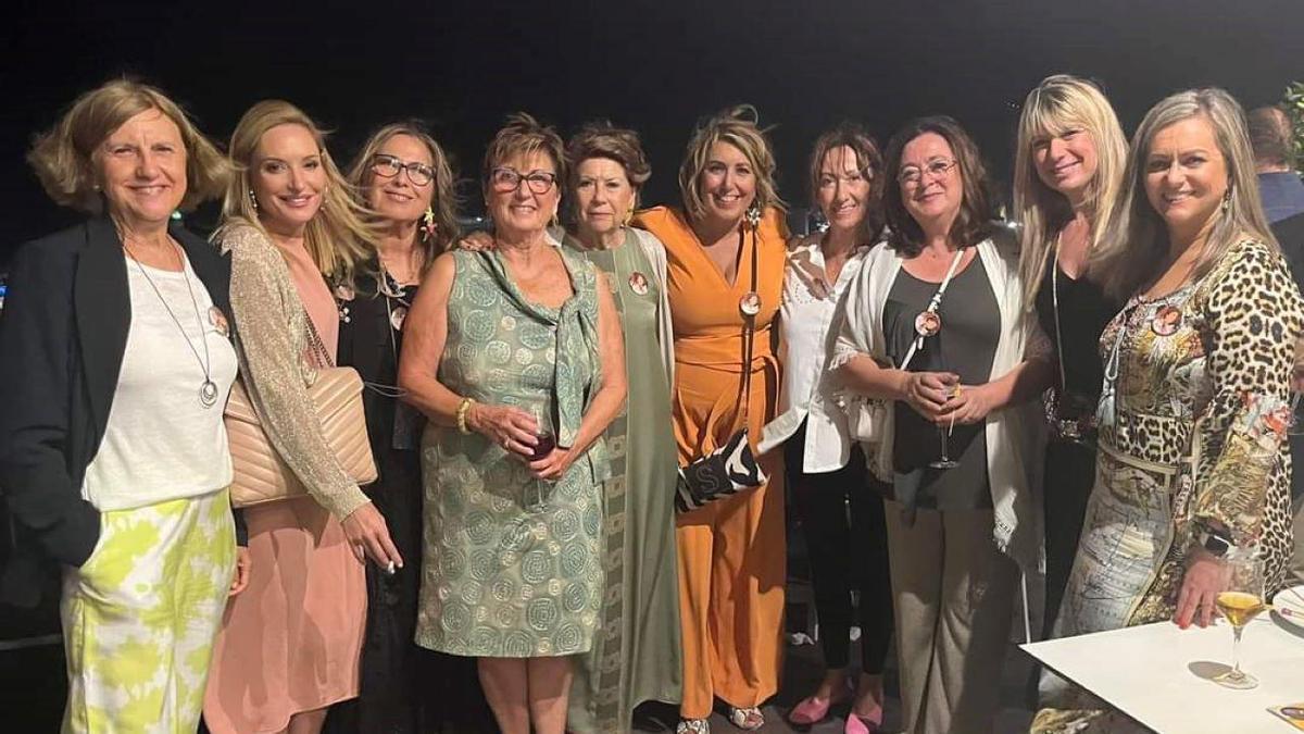 Marisa Bustinduy, acompañada por Magdalena Álvarez, Susana Díaz y otras amigas suyas.