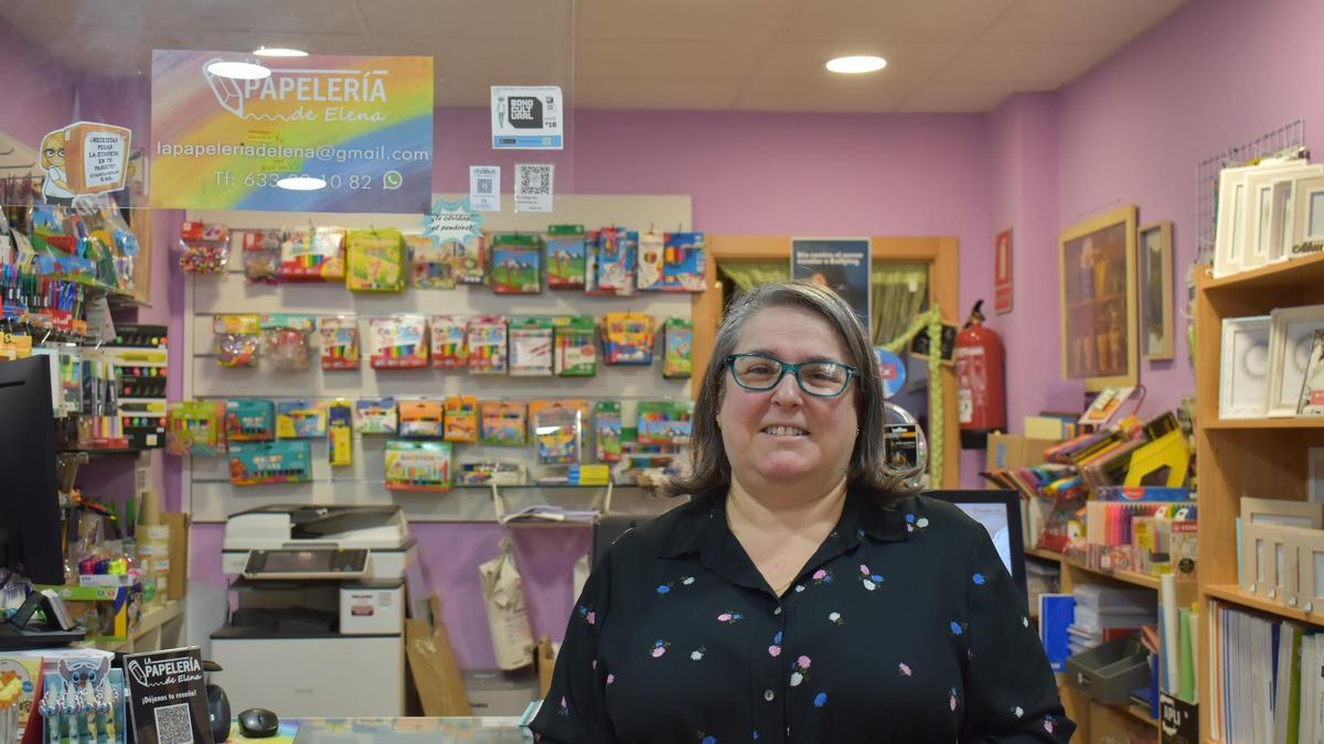 Elena, dueña de La Papelería de Elena.