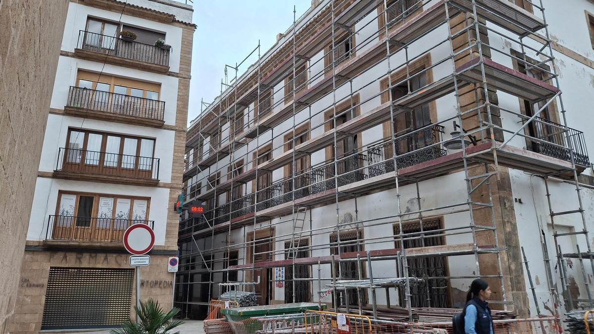 La bastida ja envolta l’històric edifici del segle XIX