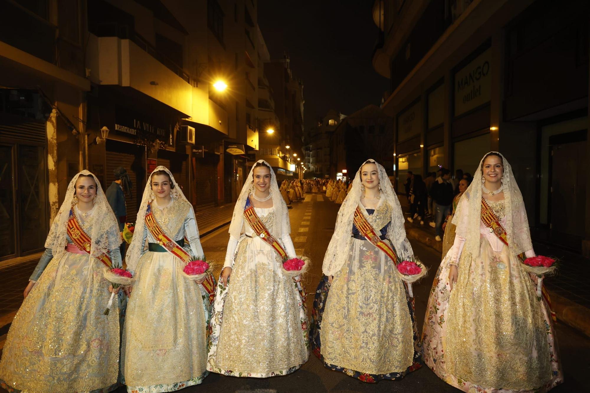 Ofrenda Fallas 2023 | Así ha sido la llegada de Paula Nieto a la plaza de la Virgen