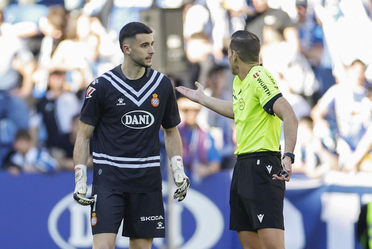 CORNELLÁ DE LLOBREGAT (BARCELONA), 29/03/2025.-El portero del RCD Espanyol Joan García y el árbitro Alberola Rojas conversan tras el gol del defensa del Atlético de Madrid César Azpilicueta, durante el partido de la jornada 29 de LaLiga entre el RCD Espanyol y el Atlético de Madrid, este sábado en el RCDE Stadium en Cornellá de Llobregat (Barcelona).- EFE/ Alberto Estévez