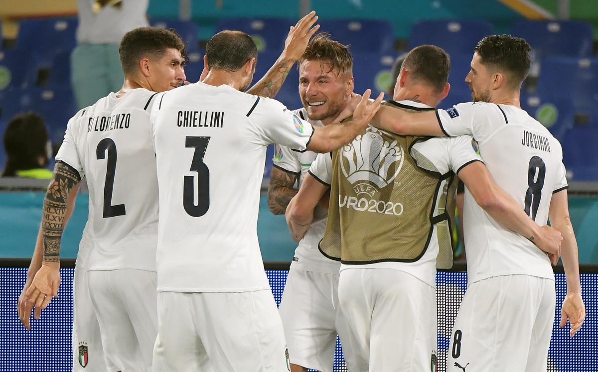 La selección italiana celebra un tanto ante Turquía