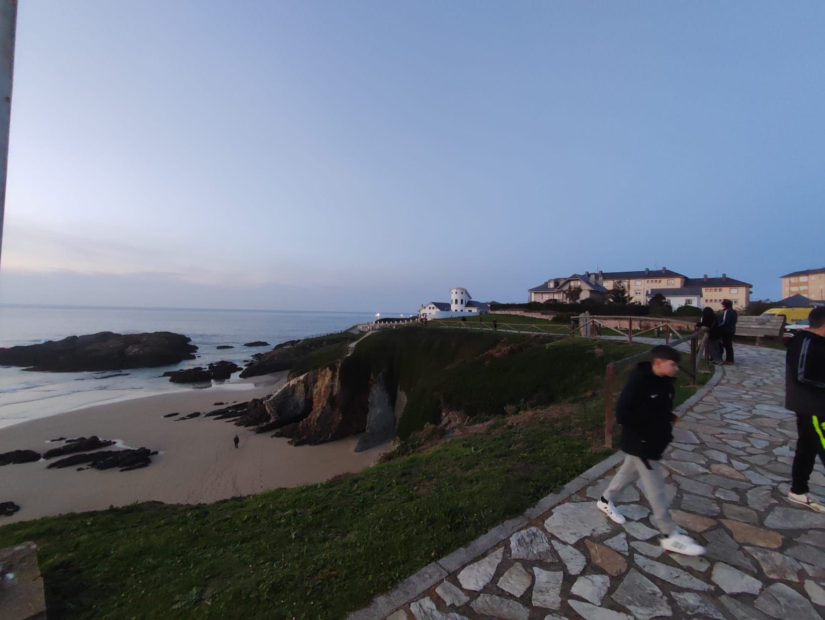 EN IMÁGENES: Tragedia en Tapia al despeñarso un hombre por un acantilado de la playa