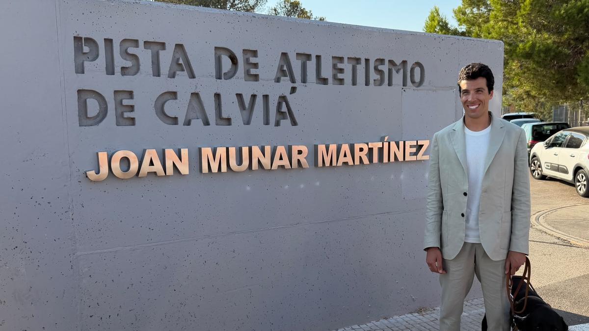 Juan Munar Martínez posa en la pista de atletismo de Calvià