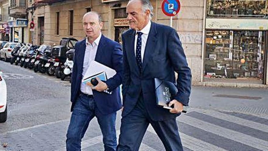 Jaume Ferrer acude al juzgado con su abogado.