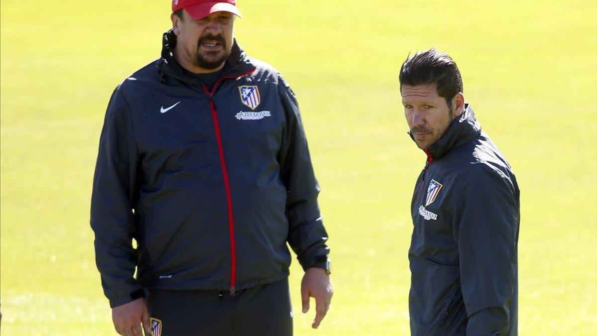 entrenamiento del Atletico de Madrid esta manana en Majadahonda   en la imagen el Cholo Simeone y el Mono Burgos