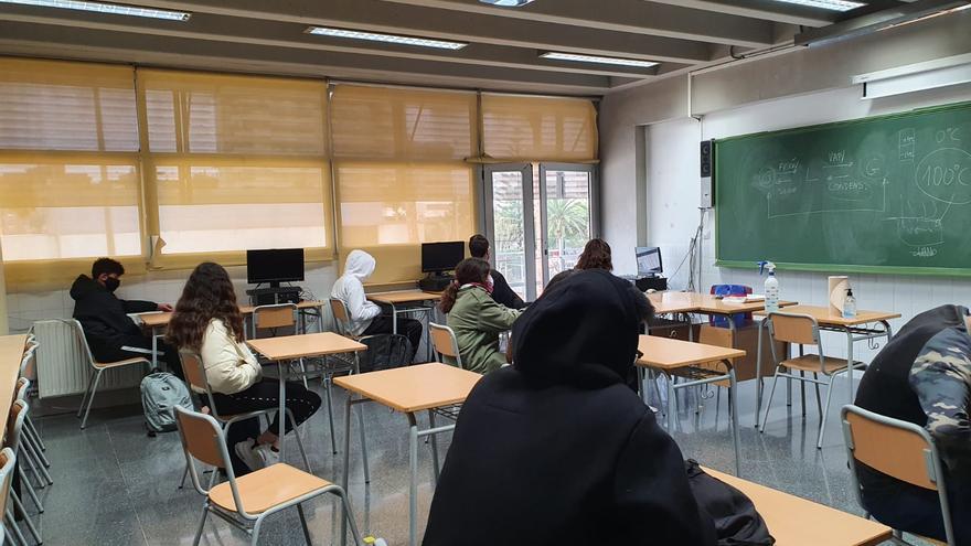 Disminuyen en 18 las aulas confinadas en la provincia de Alicante en la última semana