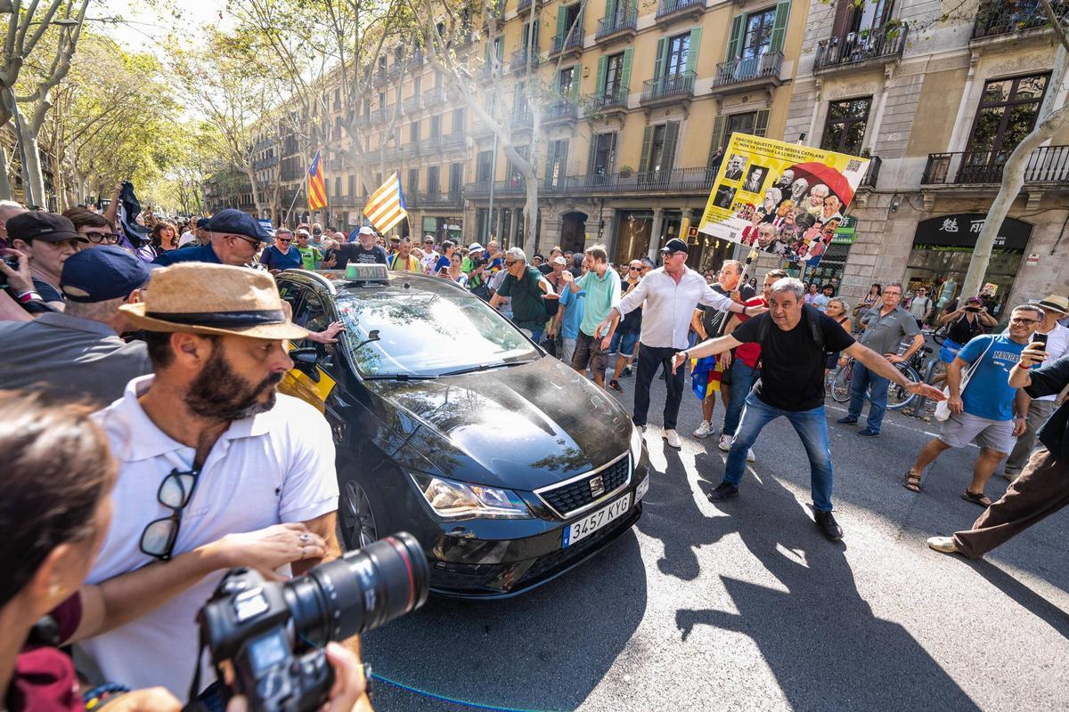 Gonzalo Boye yendose de Arc de triunf en taxi, después de la manifestación independentista para recibir a Puigdemont.