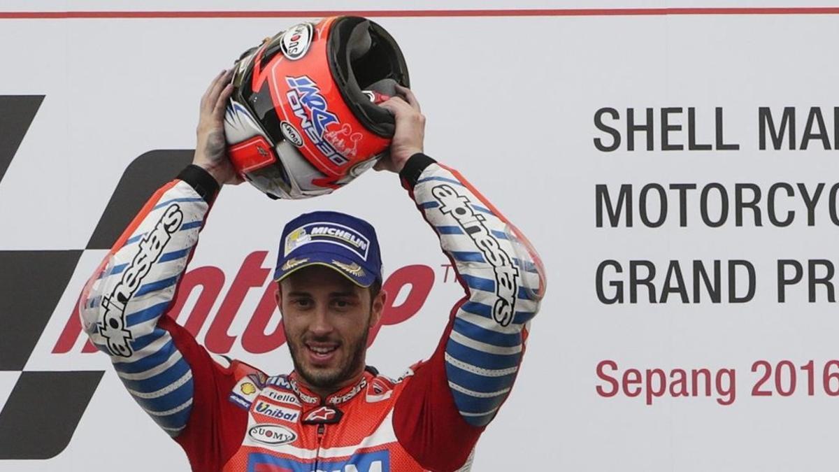 Andrea Dovizioso, feliz, en el podio de Sepang (Malasia).