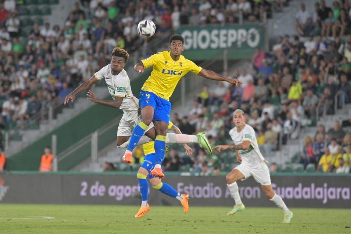 John Chetauya salta por un balón con el delantero del Cádiz Choco Lozano