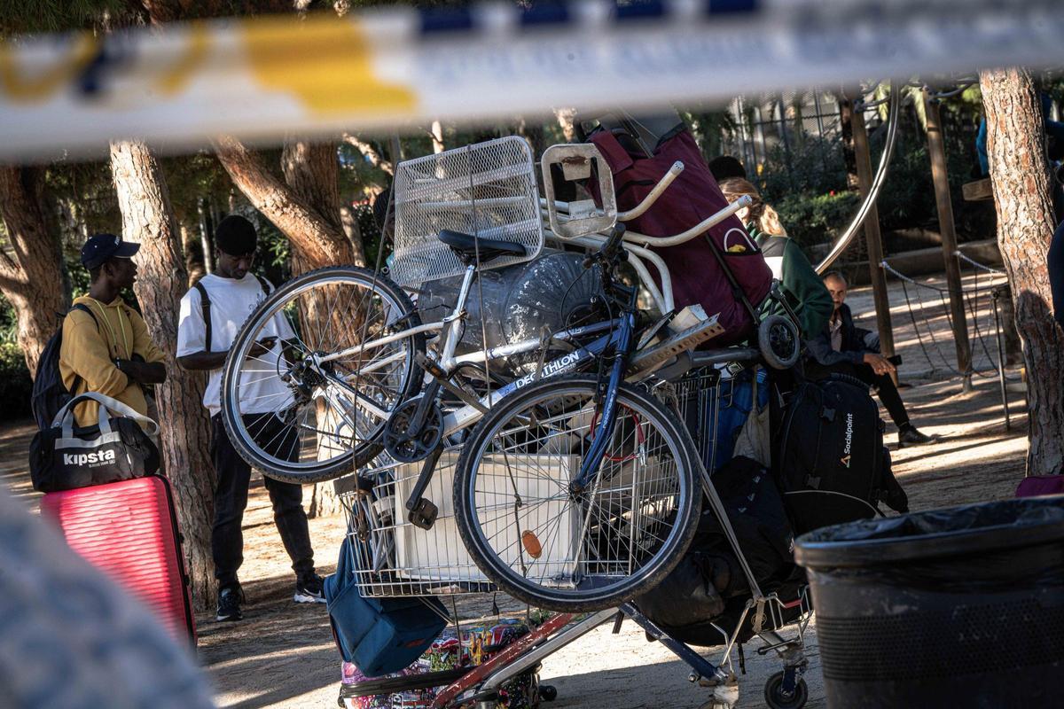 Barcelona desaloja a una treintena de personas sin hogar del parque Joan Miró