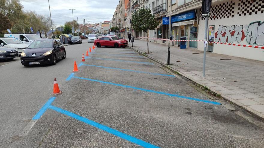 Plazas ya pintadas, ayer, en la Avenida Concepción Arenal. | Santos Álvarez