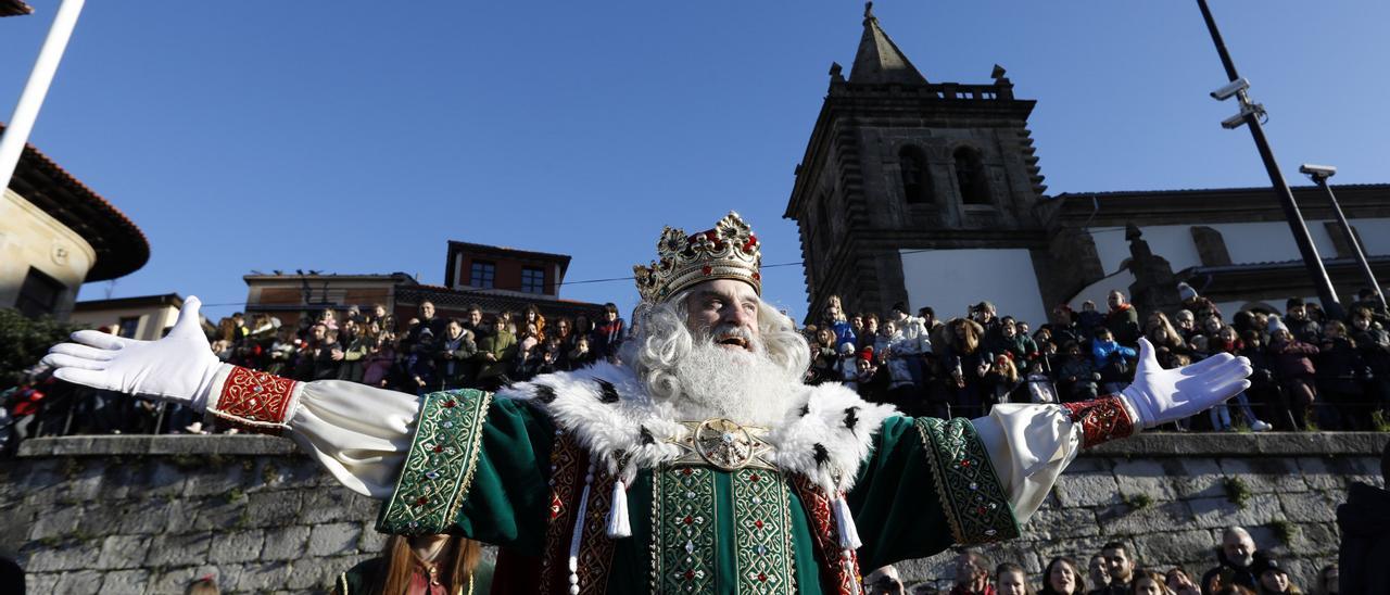 El rey Melchor, a su llegada a Gijón el año pasado.