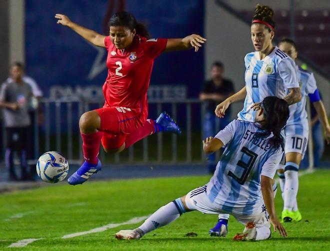 La jugadora argentina Eliana Stabile (D) va hacia el balón junto a la panameña Hilary Jean durante el partido de clasificación para la Copa Mundial Femenina de Fútbol de 2019 en Francia, entre las selecciones nacionales de fútbol femenino de Panamá y