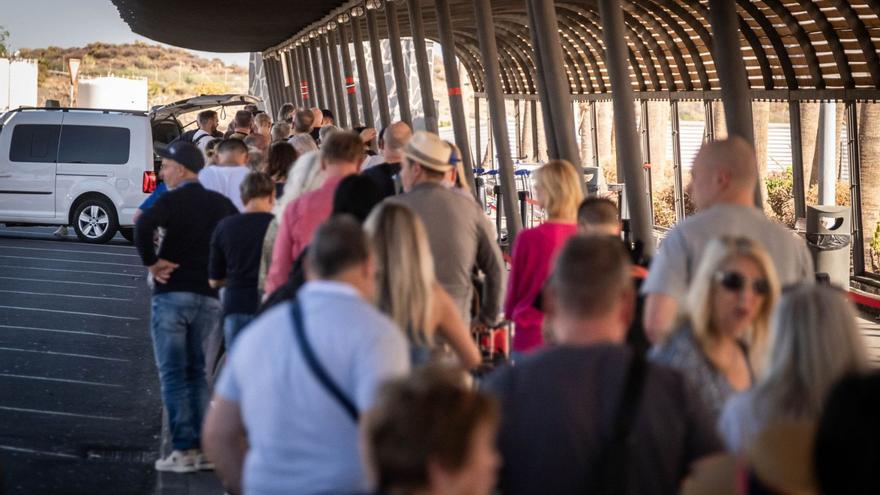 Taxistas de municipios ajenos a Abona recogerán pasajeros en el Aeropuerto del Sur