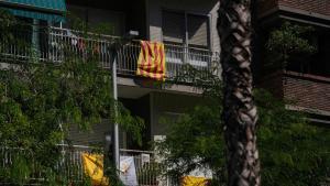 Banderas del Vaticano colgadas en balcones de Barcelona con motivo de la visita del papa a la ciudad. 8 de junio de 2026, Barcelona. Sociedad