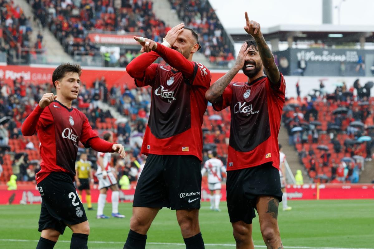 Muriqi celebra uno de sus dos goles ante el Rayo Vallecano.