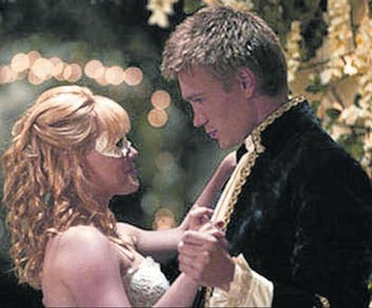 Hilary Duff i Chad Michael Murray, a ’Una Cenicienta moderna’. Hilary Duff i Chad Michael Murray, a ’Una Cenicienta moderna’.