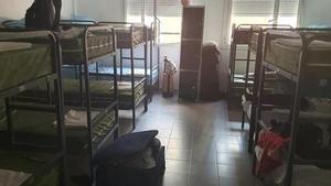 Habitación compartida en un hostal de Madrid, ciudad a la que quiere traer a su familia.