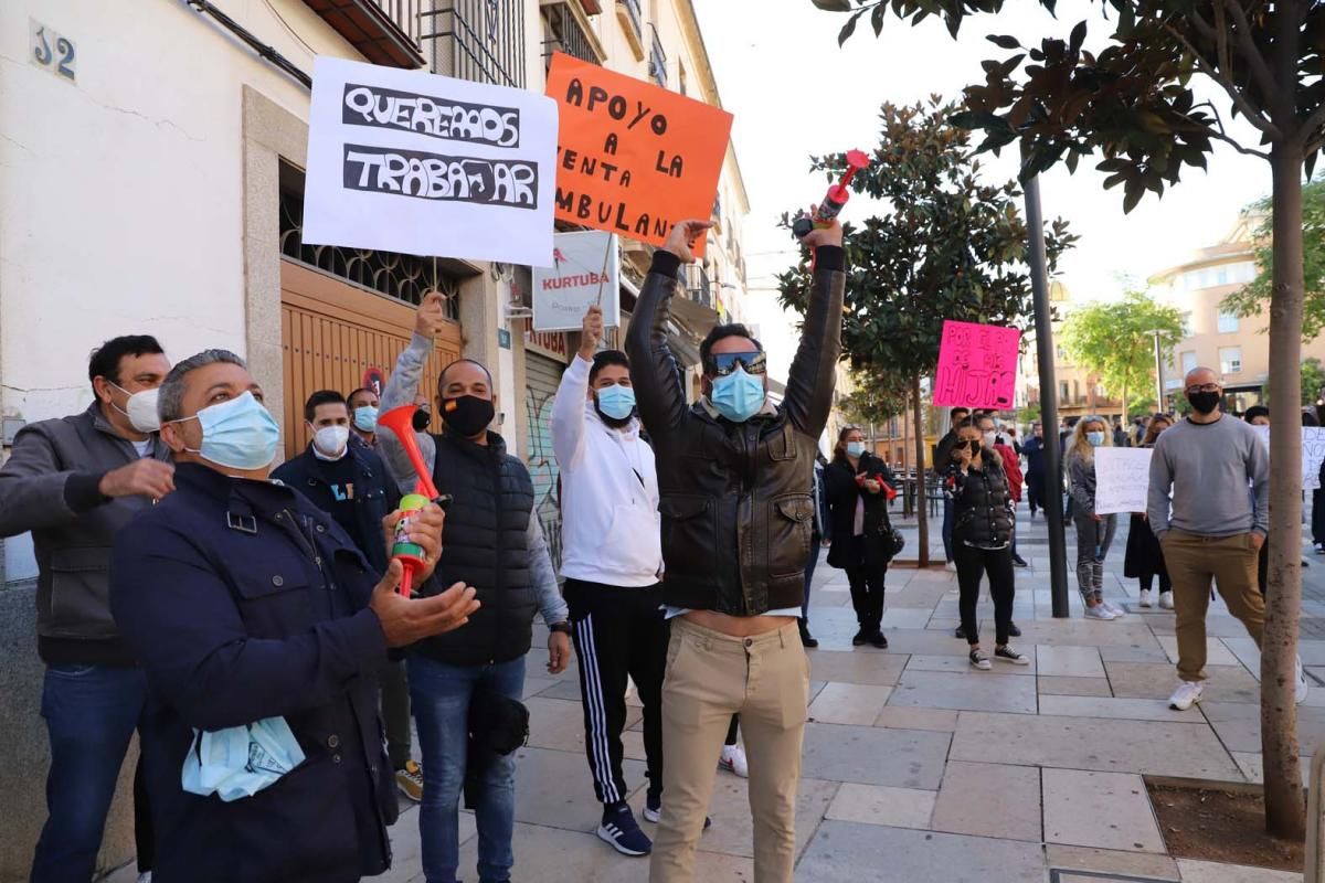 El comercio ambulante protesta ante el Ayuntamiento por el cierre de los mercadillos