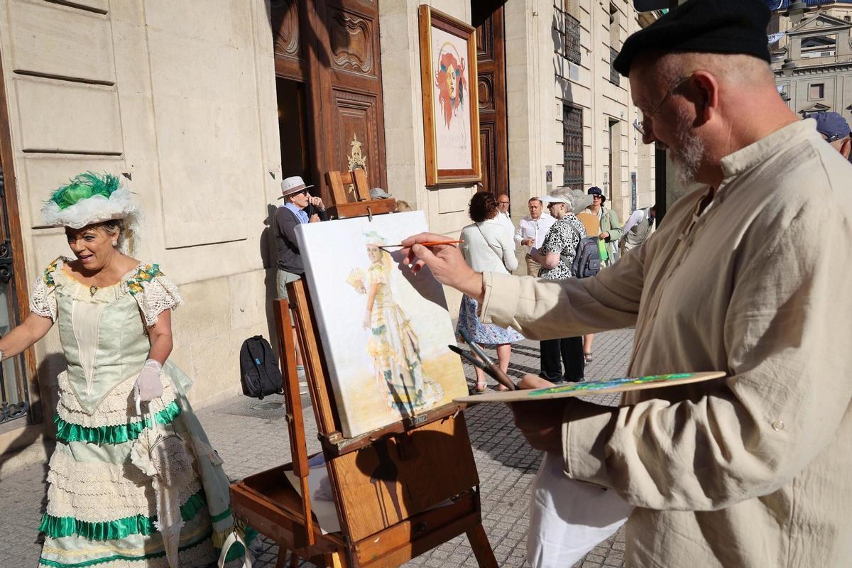 Alcoy se convierte en un escenario vivo donde las calles, plazas y edificios recuperan la esencia de finales del siglo XIX y principios del XX.