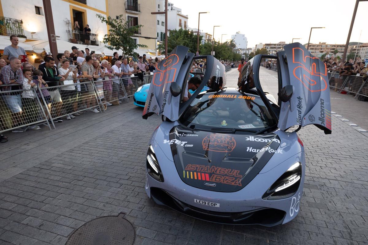 Todas las imágenes de los superdeportivos Gumball 3000 en Ibiza