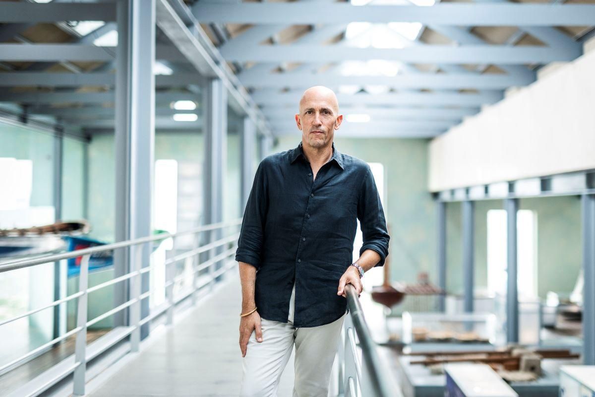 Vasco Araújo, artista que inaugurará hoxe a Bienal.