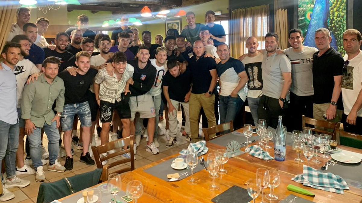 La plantilla y staff del Barça B se unieron en una comida de hermandad