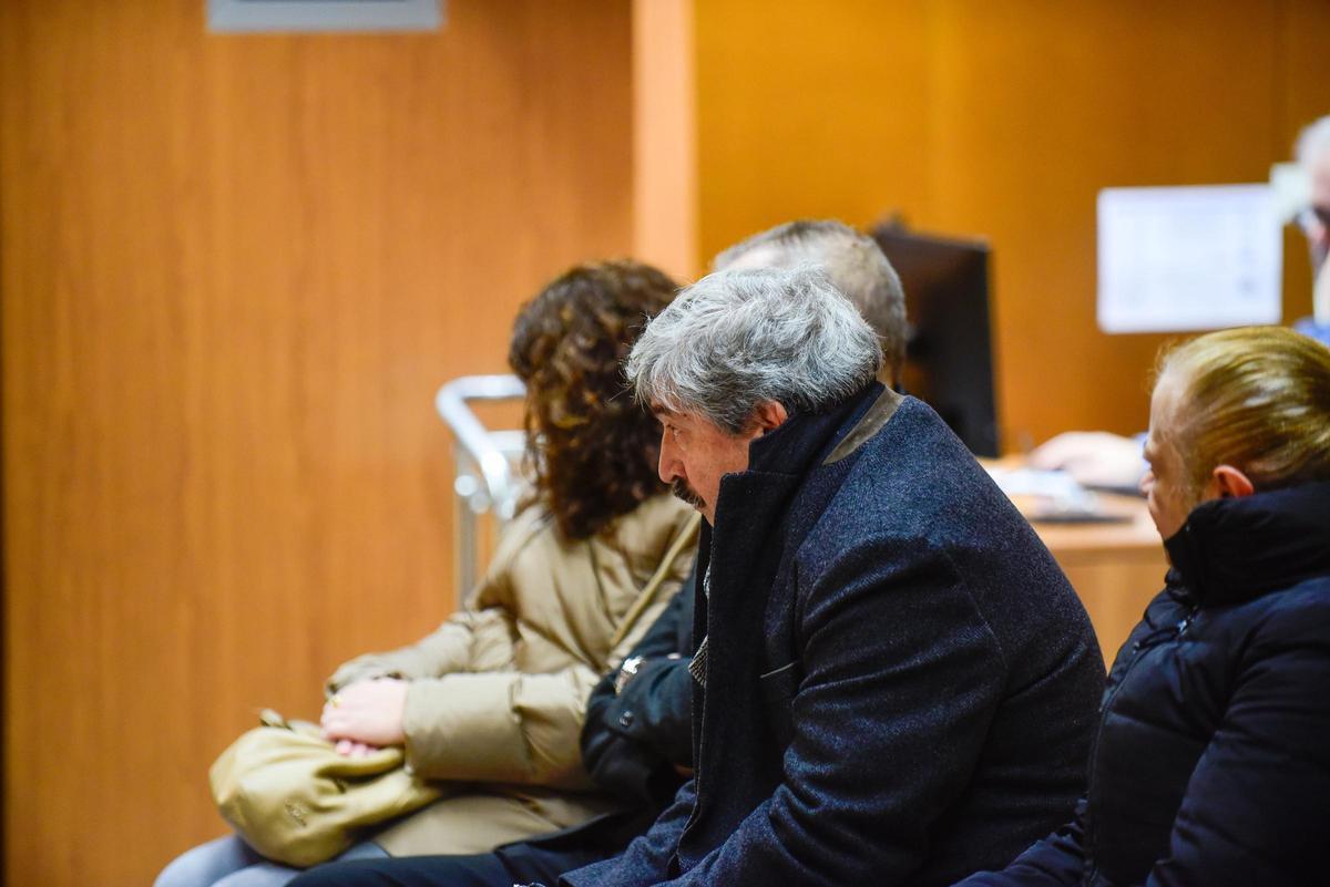 El exalcalde de Miño, Jesús Veiga,  y el resto de imputados durante la vista en la Audiencia Provincial