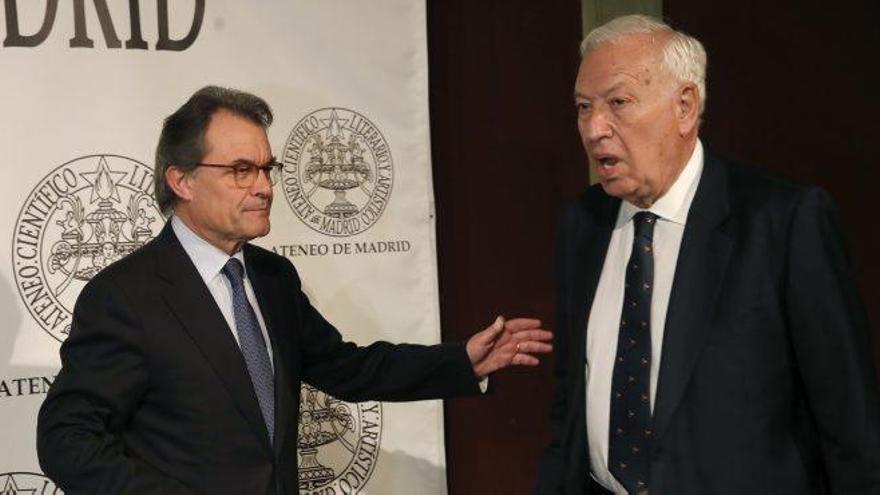 Mas i Margallo mantenen un cara a cara amb un grup d&#039;ultres a la porta